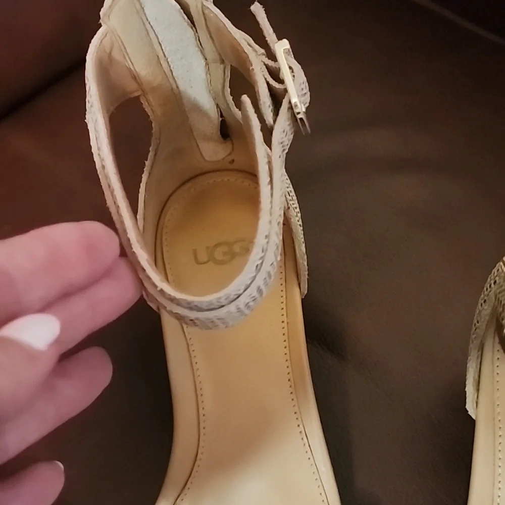 UGG Women's Light Beige Textured Ankle-Strap Sandals